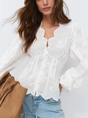 Vit broderad blus med spetsdetaljer - Säljer denna supertrendiga blus i storlek S från Gina Tricot då den var för liten för mig. Den är helt slutsåld på nätet. Aldrig använd och har prislappen kvar.  Blusen har broderade blommor och spetskantad v-ringning, den har dekorativa knappar framtill, figurnära passform och långa ärmar. 