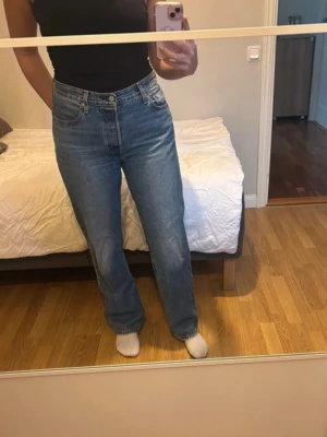 Levi's raka jeans 501 ’90s - 501 ’90s jeans från Levi's i ljusblå denim. W29 L32. Jeansen har hög midja, fem fickor och en snygg vintage-vibe med den ikoniska läderpatchen bak. Perfekta till en enkel t-shirt eller hoodie för en chill look. Kolla min profil för fler plagg! 🥰 (ordinarie pris 1299kr)
