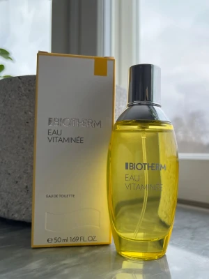Biotherm Eau Vitaminée EdT 50ml - Fräsch parfym från Biotherm med citruskaraktär🍋🍋‍🟩                                  Endast provsprutad. 