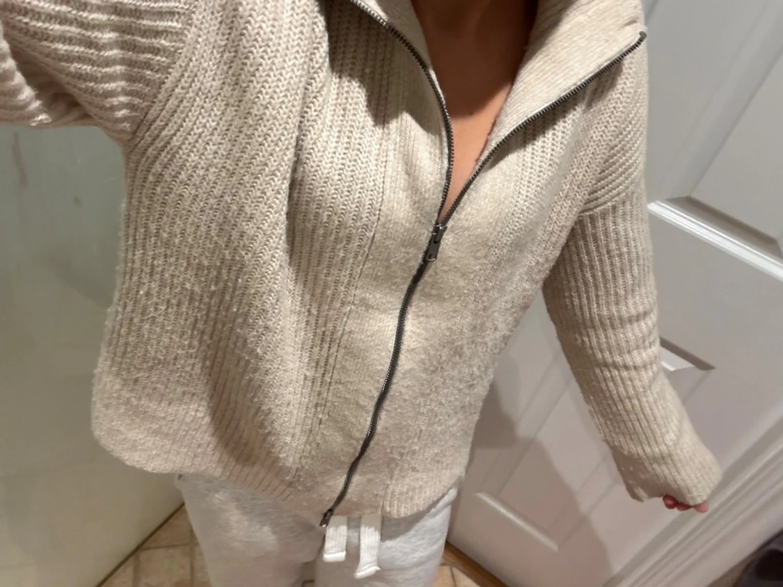 Beige stickad ziptröja med krage - 1