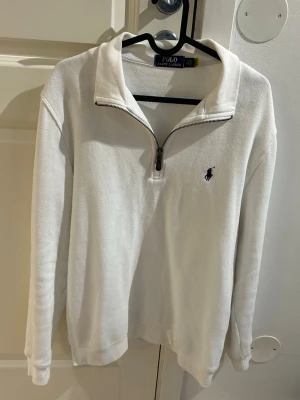 Vit quarter zip från Polo Ralph Lauren - Klassisk vit quarter zip-tröja från Polo Ralph Lauren. Har haft den runt 5-6 gånger bara. Sitter som en storlek S. Fraktas 48 timmar efter köp