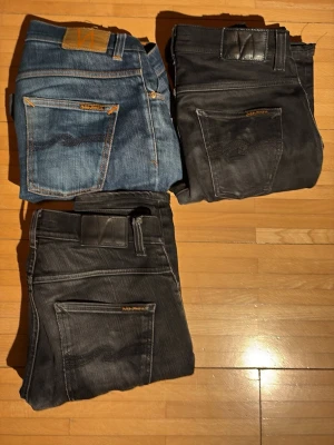 Nudie Jeans i blått och svart denim - Tre nudie jeans alla av modellen Tim grim vilket är slik fit kan absolut diskutera pris och ställ gärna frågor