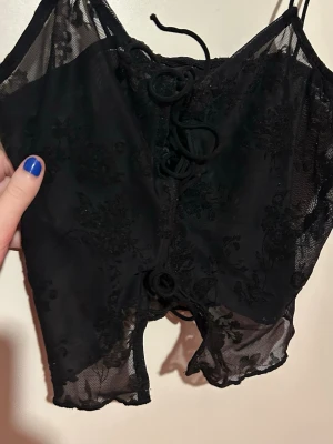 Lace Topp/Fest Topp - super duper fin men kommer ej till användning längre, storleken är avklippt men det är en XS.