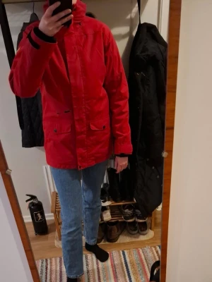 Fjällräven jacka - Säljer en röd Fjällräven jacka i storlek S med inre fleece som håller bra värme. OBS! Ett kardborreband har släppt vid en sömn men fungerar fortfarande utmärkt! Har du frågor angående mått eller vill ha fler bilder så är det bara att kontakta mig