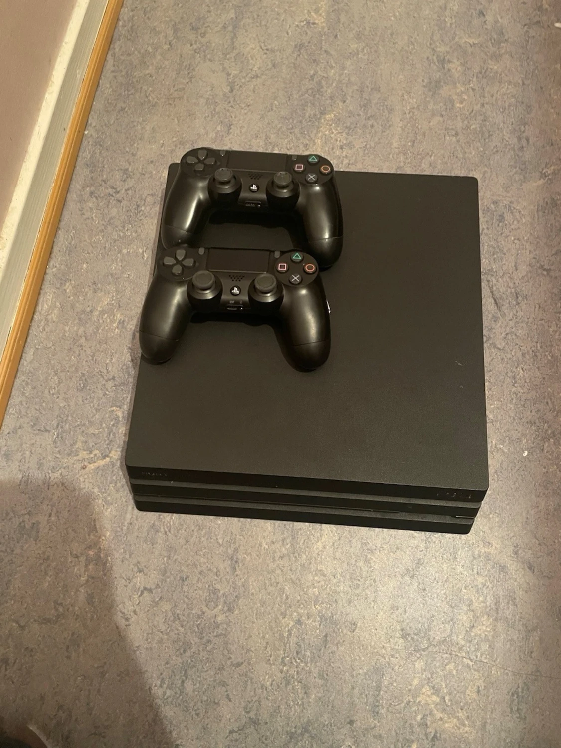 PlayStation 4 Pro med två kontroller - 2