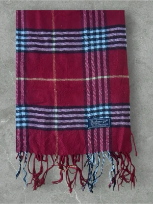 Burberry Halsduk Röd - 💪🏽Skick:Ny utan prislapp   📐Mått:Längd:157cm:Bred:32cm  📎Material:100%Lambswool  📦Skickar alltid inom 24h  💸Köp fler plagg för att få billigare pris  ✅Äkthetsgaranti