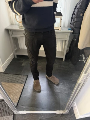 Svarta Replay anbass  - Säljer ett par replay anbass jeans