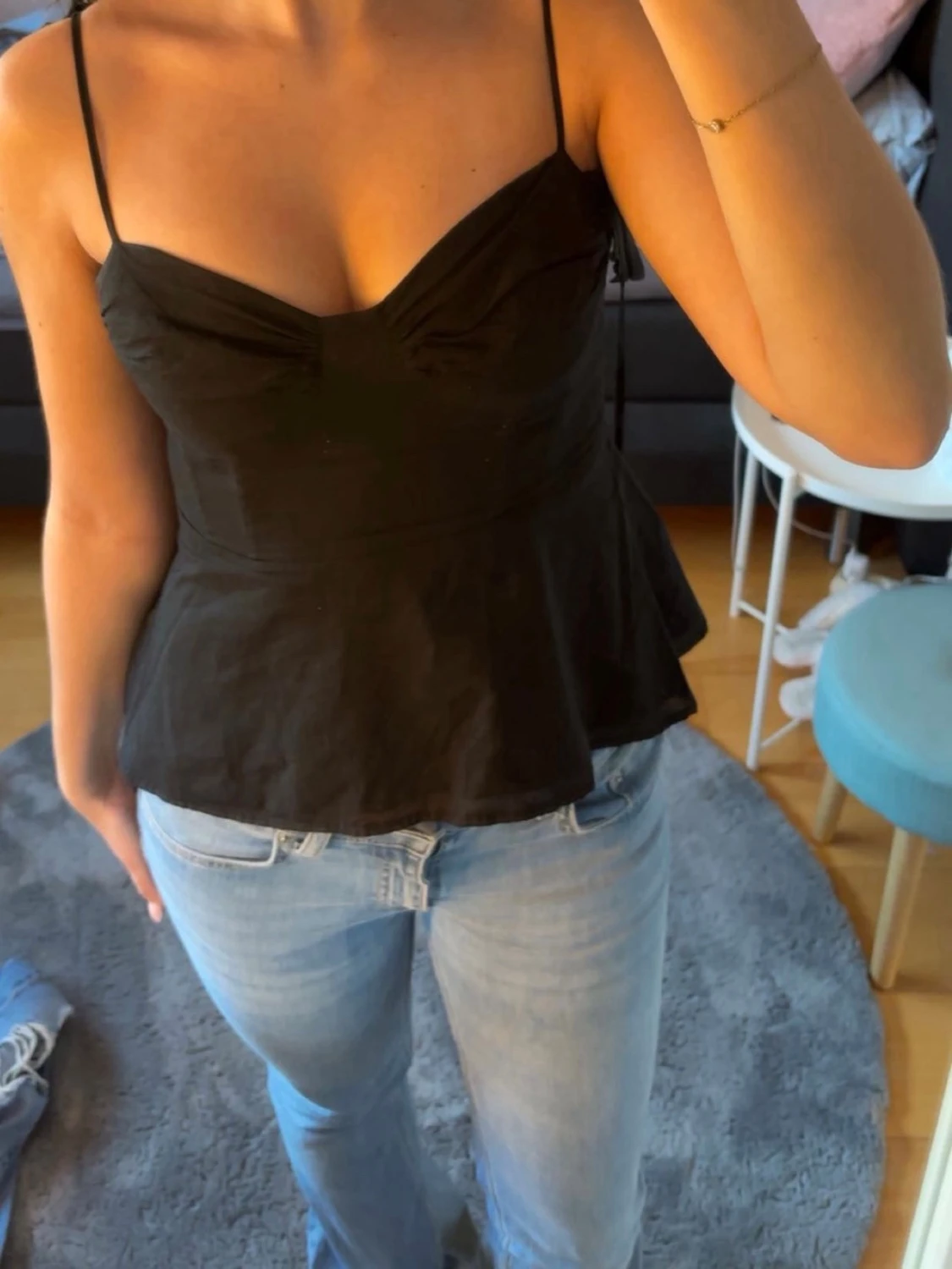 Svart linnetopp med smala axelband - 1