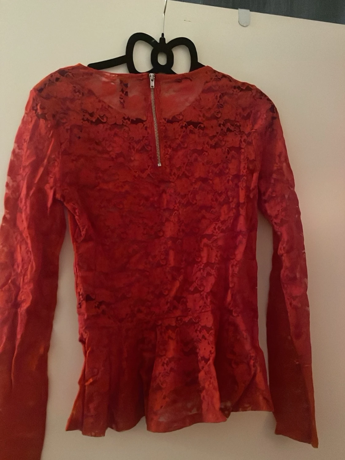 Röd spetsblus med volang - 1