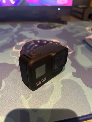 GoPro svart hero8 actionkamera - Säljer en svart GoPro actionkamera med kompakt och robust design. 256gb med bra batteritid. Kameran har en liten display på framsidan, perfekt för att filma äventyr och sport. Tillverkad i slitstark plast och metall.