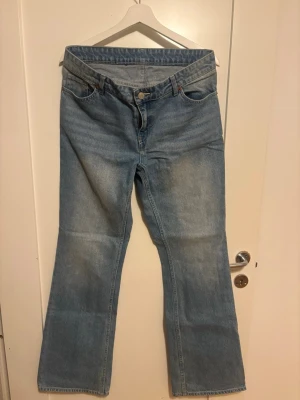 Ljusblåa raka jeans - Säljer ett par ljusblå jeans med rak passform och klassisk femficksdesign. Jeansen har normal midja och är tillverkade i denim med snygg tvättad look. Perfekta för en avslappnad stil och passar till det mesta.