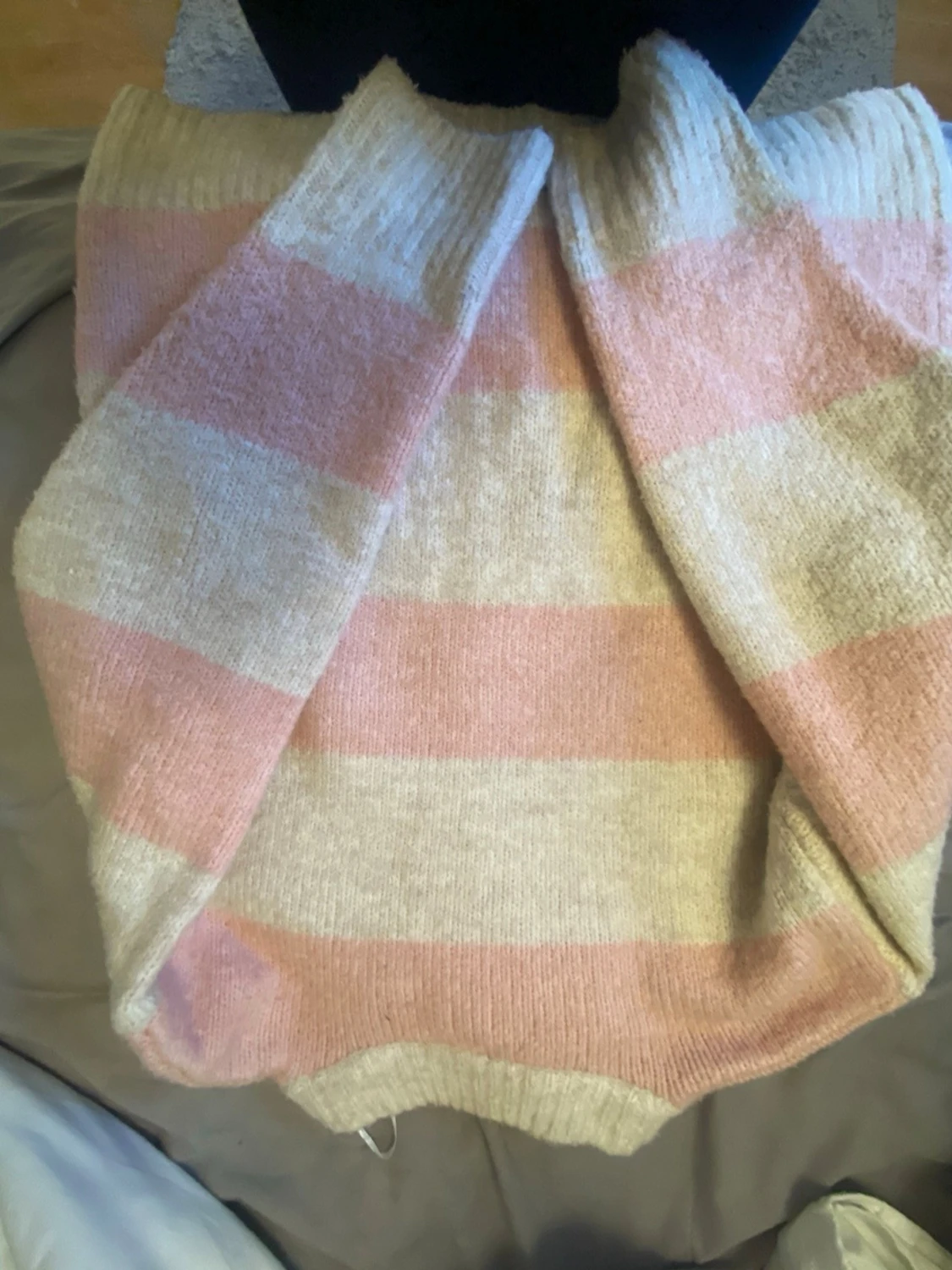 Stickad tröja med rosa och beige ränder - 2