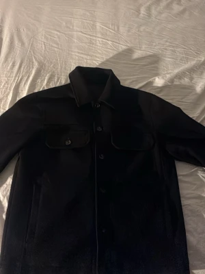 Svart overshirt med fickor - Fin Mocca Overshirt från Zara som knappt används. 