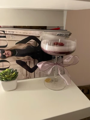 Doftljus i cocktailglas med rosett - Handgjorda ljus  Återvunnet av gamla ljusstumpar och  återanvändbara glas!  Fin inredningsdetalj för en lyxig vardag