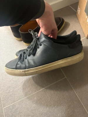 Axel Arigato  - Slitna men balla, lock och läder