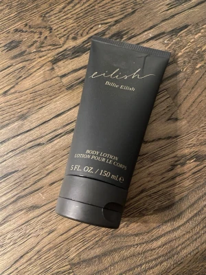 Billie Eilish Body Lotion 150 ml -  body lotion från Billie Eilish i en stilren svart tub. Innehåller 150 ml och har en mjukgörande formula som återfuktar huden. Luktar precis som parfymen, den är endast testad 