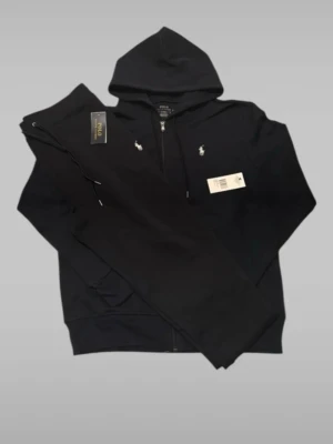 Polo Ralph Lauren Tracksuit Ny Med Tags – Mörkblå – Strl M – Original - Original Polo Ralph Lauren Tracksuit Färg: Mörkblå Storlek: M Skick: Ny utan prislapp Endast 1 st – kommer inte in igen Skickas inom 24h  Mått: • Byxor: längd ca 104 cm, midja 40–50 cm (resår) • Zip hoodie: längd ca 68 cm, axelbredd ca 48 cm  100 % äkta – artikelverifiering tillgänglig. Skriv vid frågor eller snabb affär.