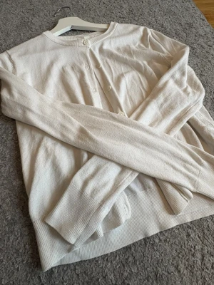 Vit kofta från H&M  - Vit kofta med knappar. Kommer ej till användning och är en gammal kollektion från H&M