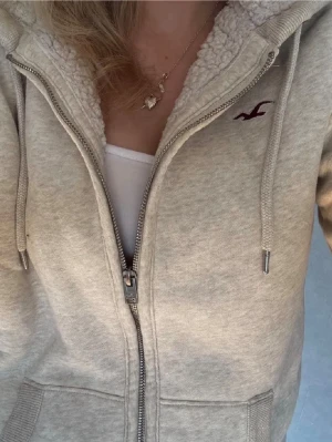 Zip up Hoodie Hollister  - Reserverad just nu! Jättefin och mjuk zip up Hoodie ifrån Hollister i storlek S🤍