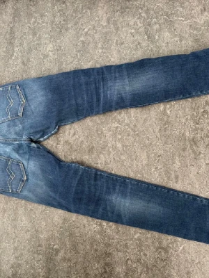 Replay anbass - Snygga blå skinny jeans med slitningar och kontrastsömmar på bakfickorna. Jeansen har klassisk femficksdesign och är tillverkade i stretchigt denim för en bekväm passform. Perfekta för dig som gillar en smal siluett och cool tvätt.
