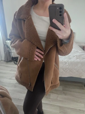 NA-KD mockajacka med teddy detaljer  - Fint skick men saknar bältet