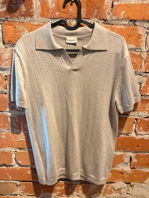 Merinoull piké - Merinoull piké från John Henric, använd ett fåtal gånger, litet hål på ena ärmen, passar mig som är 170cm och väger 60kg