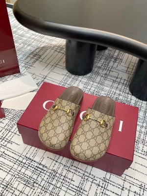 Beige tofflor - Säljer ett par snygga beige tofflor , Tillverkade i canvas med bruna läderdetaljer och räfflad sula. Perfekta för dig som gillar lyxig och trendig stil.