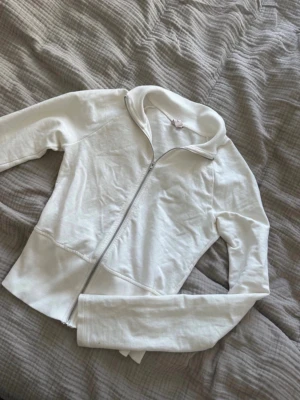 Nelly Långärmad topp/kofta - Nelly  Långärmad topp/kofta  Vit  Knappt använd  Stl. Xs