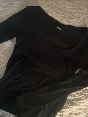 Bik Bok- långärmad ribbad topp  - Bikbok  Långärmad ribbad topp  Svart  Stl. S Knappt använd