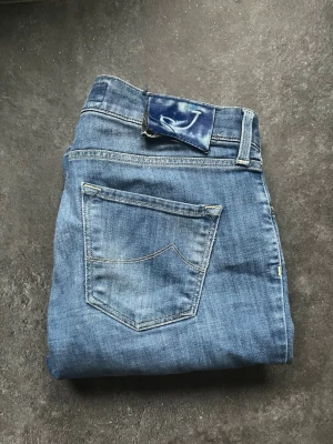 Jacob Cohen jeans  - Tjena, säljer nu dessa riktigt snygga och populära Jacob Cohen jeansen dam, de är i bra skick men har små tecken på användning på J saken där bak, inget värre än så, hör av er vid frågor och funderingar🙌🤝 