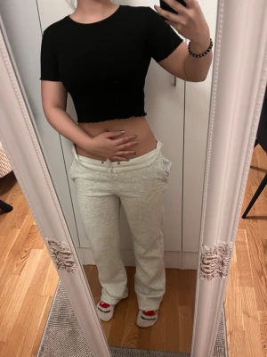 Svart crop tops  - Inte så tajta vid magen. Jättefint material💗🙌🏽