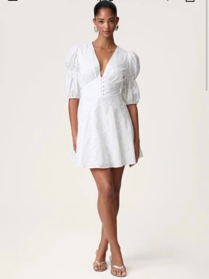 Studentklänning Adoore - Säljer denna supersöta vita klänning. Passar perfekt till student, sommaren eller när man vill vara extra fin. Fina broderier och i nyskick!💘💘💘💖💖💕💕 enbart använd pp student utspringet