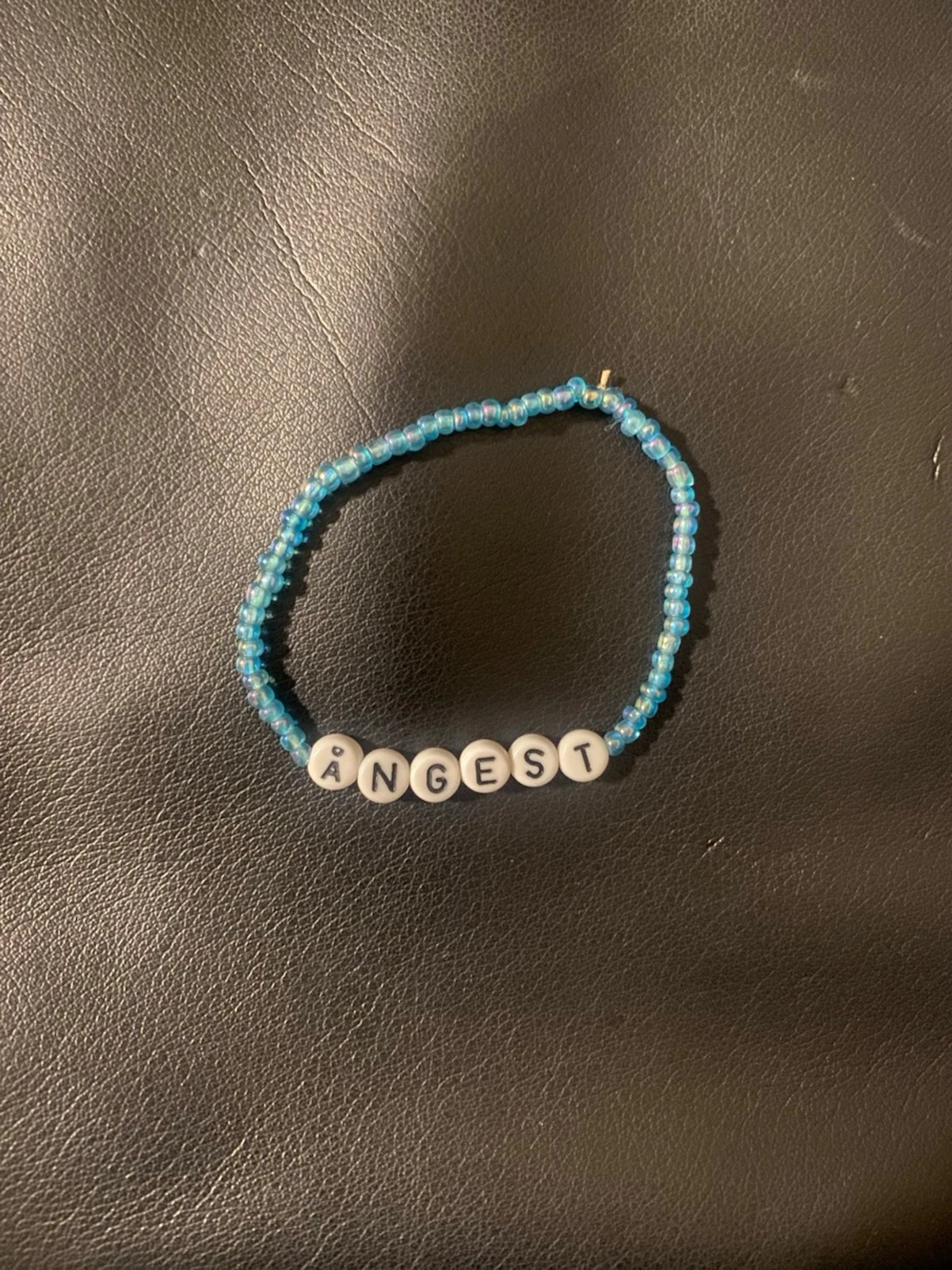 Blått pärlarmband med text