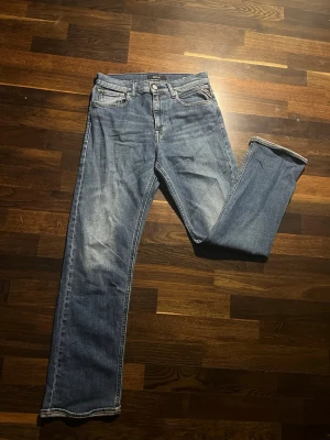 Blå jeans från Replay - Säljer ett par blå jeans från Replay. Jeansen passar till dig som är grisch. Storlek W30 L30