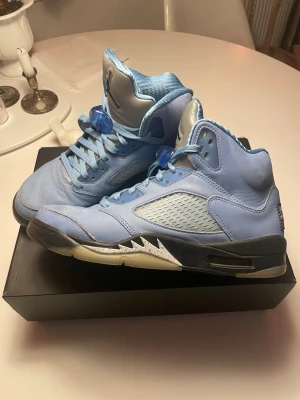 Air Jordan 5 Retro ”University blue” sneakers - Säljer ett par Jordan 5 Retro UNC skor som tyvärr inte kommer till användning.