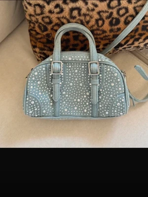 Jeans väska ifrån zara - Jeans väska ifrån zara med paljetter. Jätte fin brukar alltid få komplimanger för de eftersom den lyser på långt håll jätte snygg om man har planerat och gå till en festival under sommaren 😚💕(band följer ej med) desutom är den populära och slutsåld.