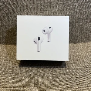 Apple AirPods Pro 3 trådlösa hörlurar - Säljer ett par helt nya och oöppnade AirPods Pro 3, Apples senaste flaggskeppslurar. De ligger kvar i originalförpackning med obruten plombering. (Endast 699 kr (Nypris ca 2 995 kr). Först till kvarn gäller! Kan skickas spårbart.)