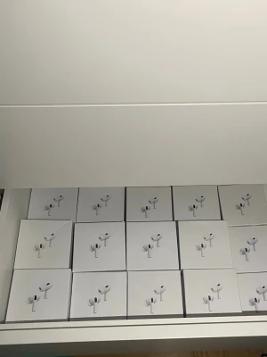 AirPods Pro  - 🎧 AirPods-känslan utan AirPods-priset! ✅ Samma design & ljud ✅ Fungerar med iPhone & Android 📦 Skickas inom 24h – hemma på 1–3 dagar! 🔁 Inte nöjd? Enkla returer!  ⚡ Begränsat antal – skriv PM så fixar jag! 💬 