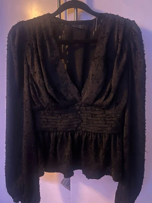 Svart blus - Säljer denna skit snygga svarta blusen från gina. Använd endast fåtal gånger 