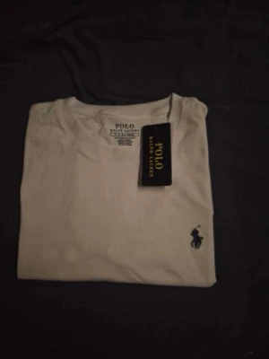 Vit t-shirt från Polo Ralph Lauren - Säljer en t-shirt från Ralph lauren | I färgen vit med blå logga och storlek S | Helt ny och fräsch | Hör av er för mer information/bilder! 