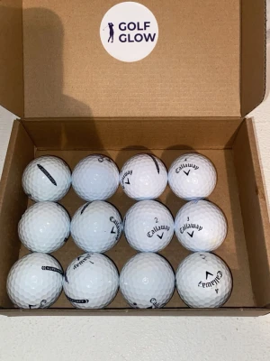 Callaway Supersoft 12-pack  - Säljer ett set med tolv vita golfbollar från Callaway, levererade i en brun kartong med Golf Glow-logga på insidan av locket. Bollarna har klassisk rund form och är tillverkade i slitstarkt material, perfekta för golfbanan.