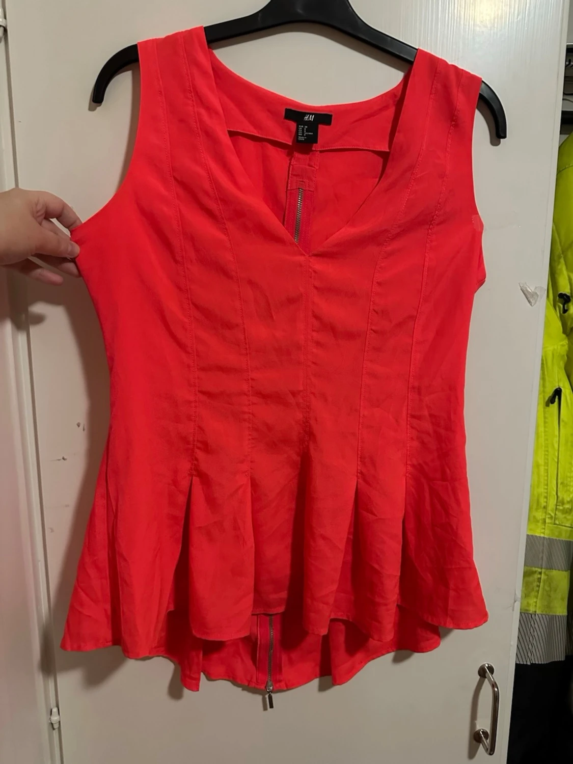 Röd v-ringad topp från H&M strl: 38