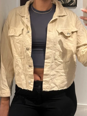 Beig jeans jacka  - Beige jeans jacka perfekt till våren! Lite skrynklig men går att stryka fint! Andvänd fåtal gånger från Zara! 