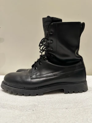 Ranger Boots - Svarta Ranger Boots i läder i bra skick. Säljes då de inte passar mina fötter.