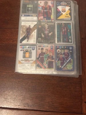 FIFA 365 samlarkort med limited edition kort och några gamla rares - Säljer ett gäng samlarkort från FIFA 365 med FC Barcelona-tema, inklusive Limited Edition-kort av Andrés Iniesta och Lionel Messi. Kort i plastfickor, färgglada motiv och klubbens logga synlig. Perfekt för dig som gillar fotboll och samlarobjekt.