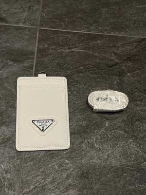 Prada Plånbok - Hej! Säljer nu min as snygga Prada hals plånbok. Mycket fin och unik färg som passar alla möjliga outfits. Skickas samma dag!