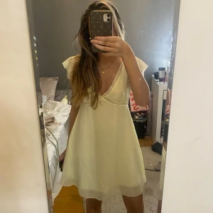 Gul klänning  - Gul klänning, aldrig använd. 