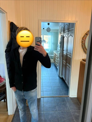 Svart/ Mörkblå overshirt A days March - Rikgit snygg svart overshirt från A days march i 100% wool. Den är i storlek XS och den är slutsåld på deras hemsida där den kostar 1795. Fick en annan därav säljer jag denna. Inte så använd och i ett väldigt bra skick Kom med frågor och bud allt är intressant! Mer bilder kan tas om önskas