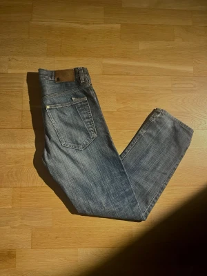 Jeans 152 - Säljer ett par klassiska blå jeans från Fit hang i storlek 152. Jeansen har en snygg tvättad look som passar bra till det mesta! Jeansen är i fint skick, och dem är redo att användas! Jeansen är i rak passform. Perfekta för en avslappnad stil!