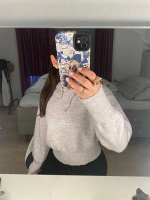Ljusgrå stickad hoodie - Mysig ljusgrå stickad hoodie från gina. Det finns ett jättelitet hål i ena ärmen men syns inte alls. Det är i storlek 146/152 men passar för xxs/xs/s skulle jag säga. Pris kan diskuteras!